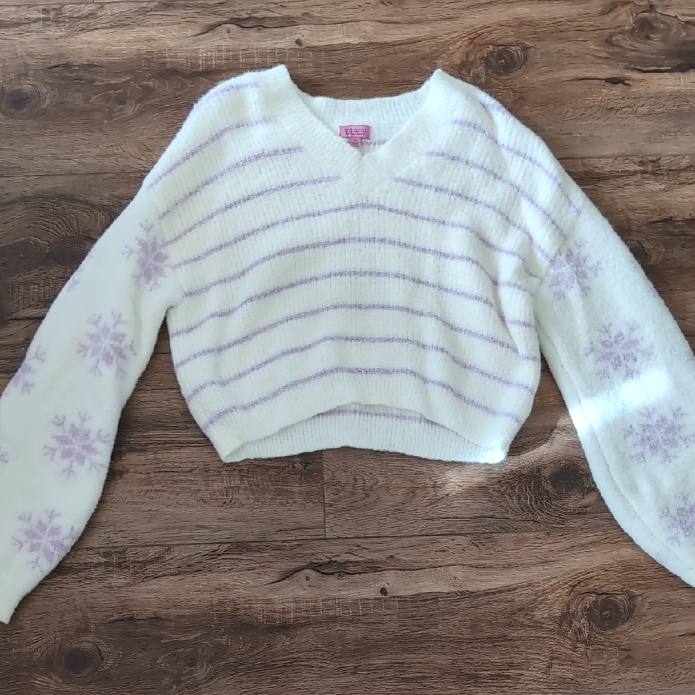 miami by Francesca's White V-Neck Sweater with Lavender Stripes & Snowflakes